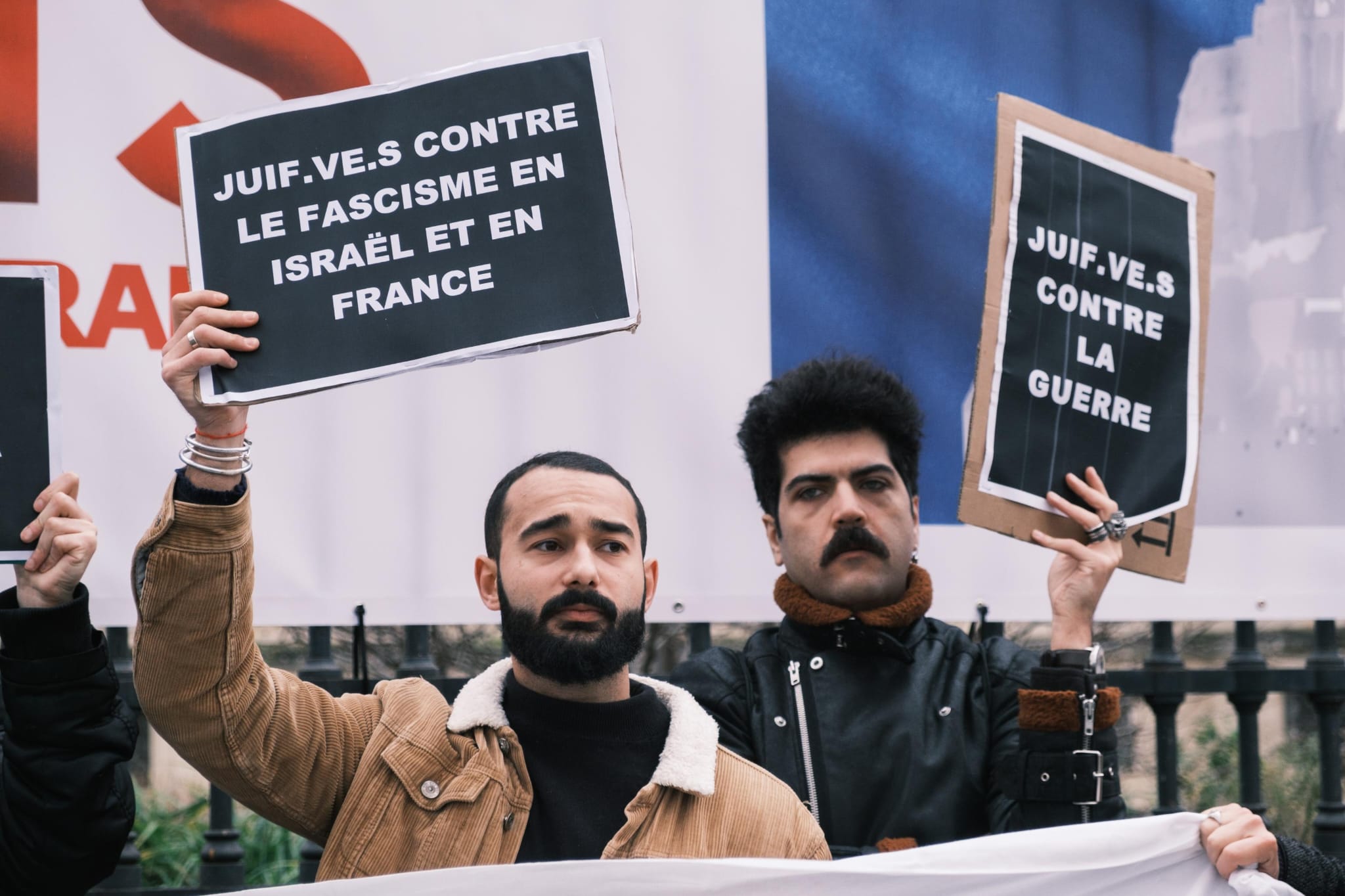 Des juifs français appellent à un “cessez-le-feu à Gaza” devant le ministère des Affaires étrangères à Paris