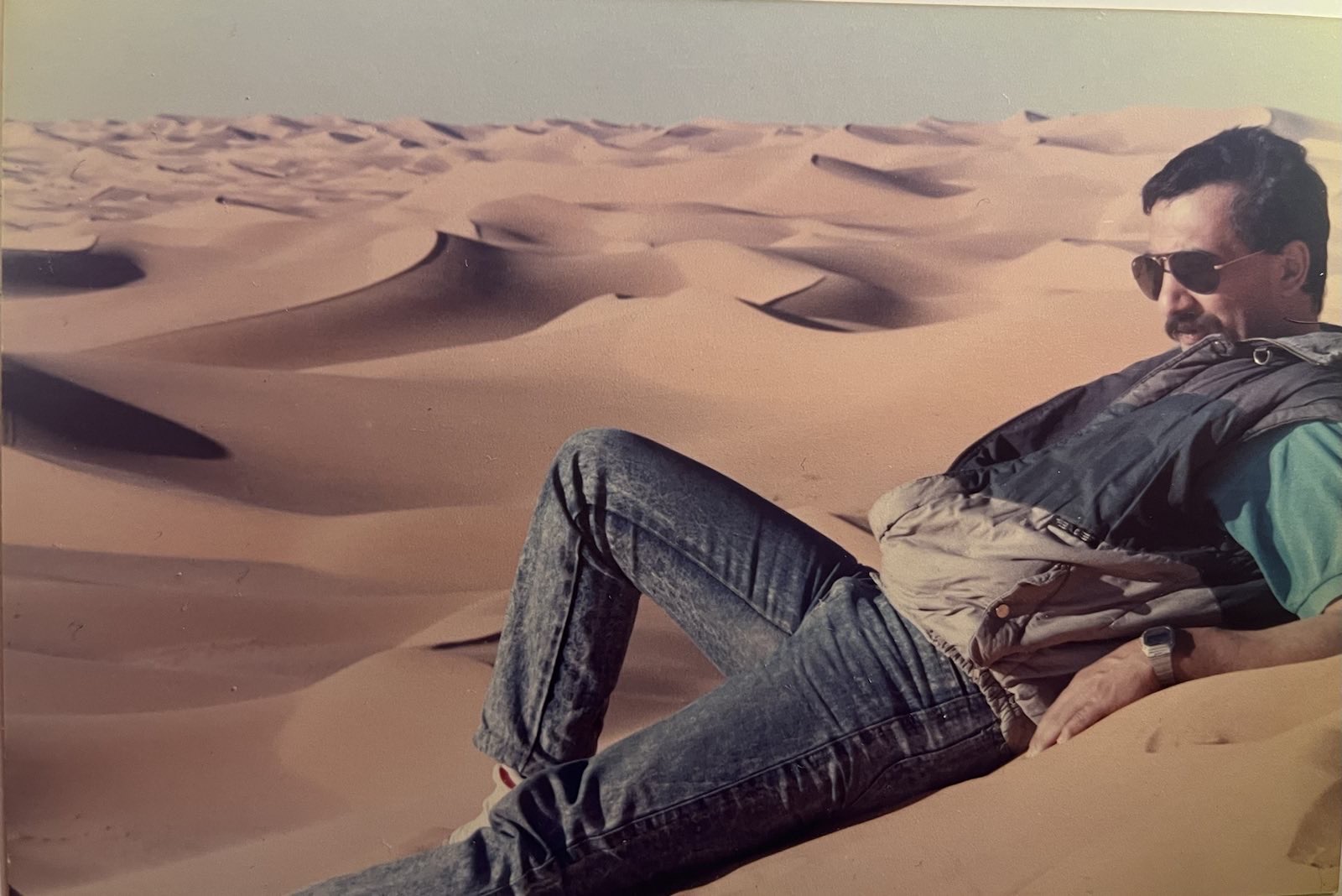 Ihsane El Kadi, l’amoureux du désert qui refuse la désertification de la nation   