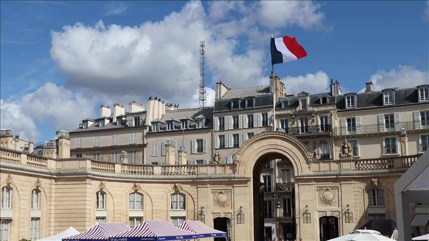 باريس: وقف استقدام الأئمة الأجانب إلى فرنسا بداية من الغد