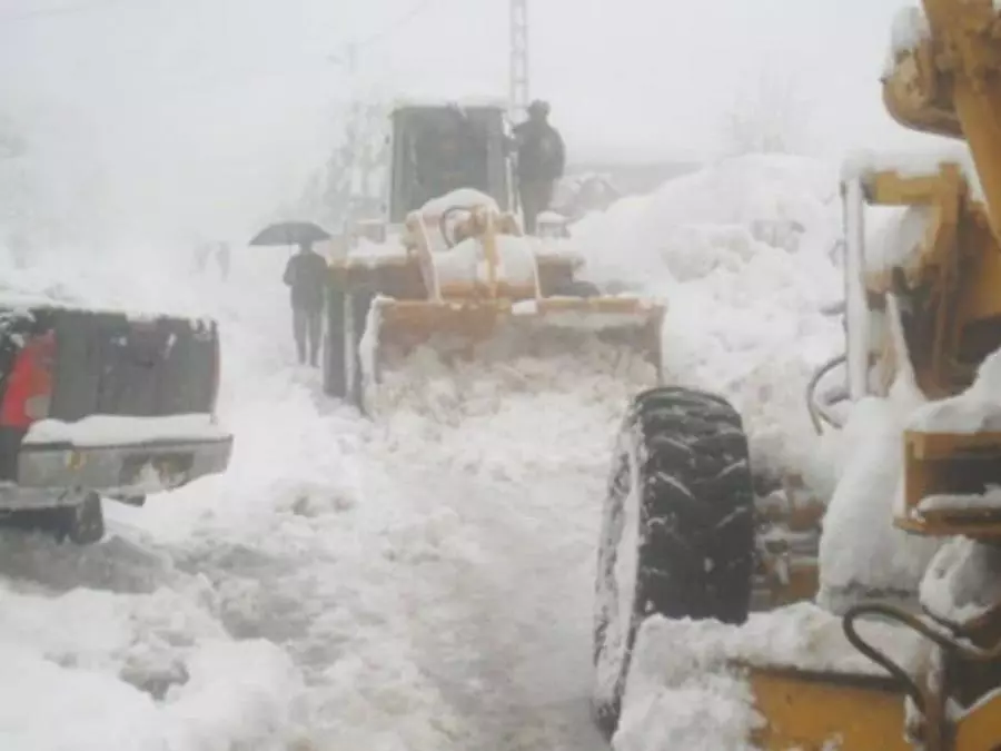 التقلبات الجوية والثلوج تتسبب في قطع طرقات عدة بوسط وغرب البلاد