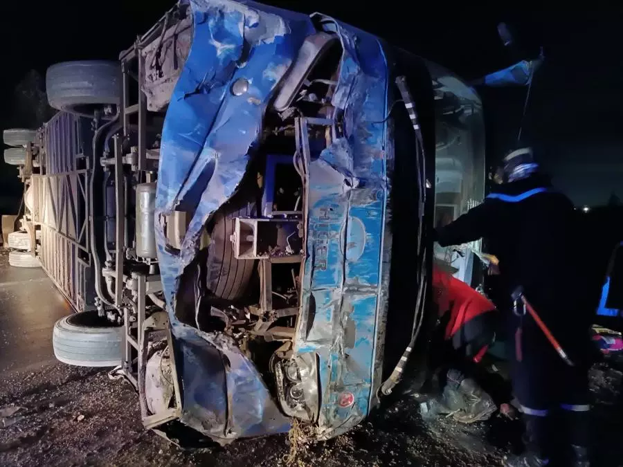 بعد حادث حافلة مولودية البيض: انقلاب حافلة أخرى لنقل مسافرين ببلعباس وإحصاء 46 جريحًا