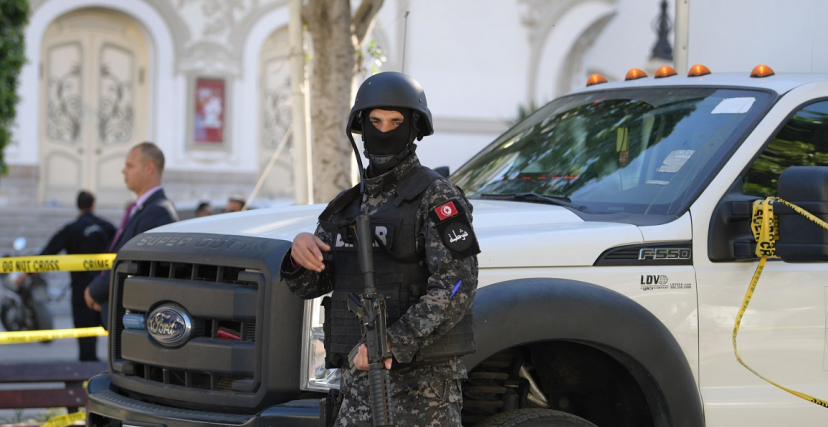 تمديد حالة الطوارئ في تونس وسط انحدار مستمر لمؤشر الديمقراطية