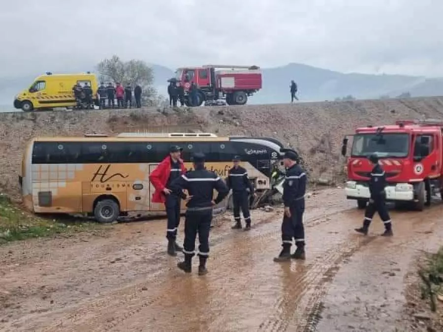 إصابة 51 تلميذا ومؤطرا في حادث إنحراف حافلة ببجاية