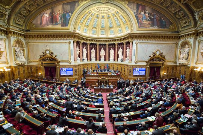 Scandale au Sénat français : un sénateur pris en flagrant délit de culotte baissée