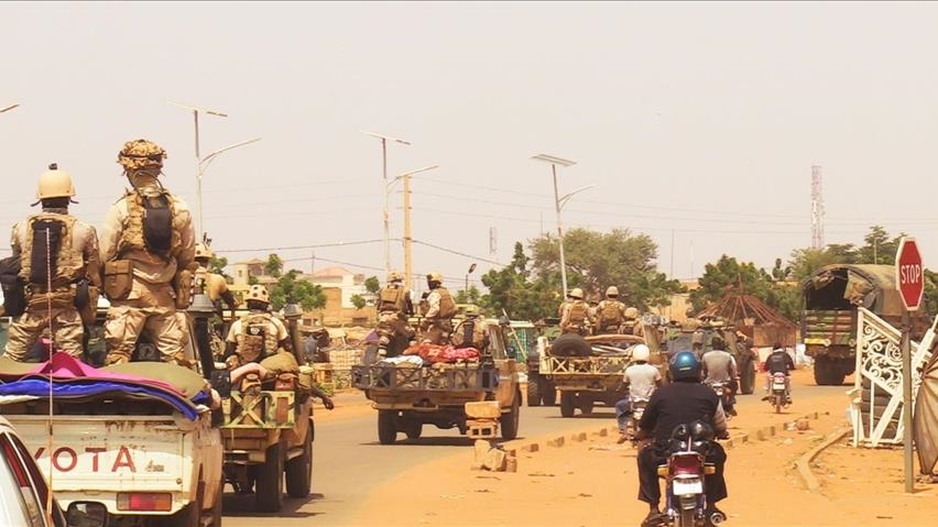 Niger : les autorités annoncent la découverte d’une “cache d’armes” française à Niamey