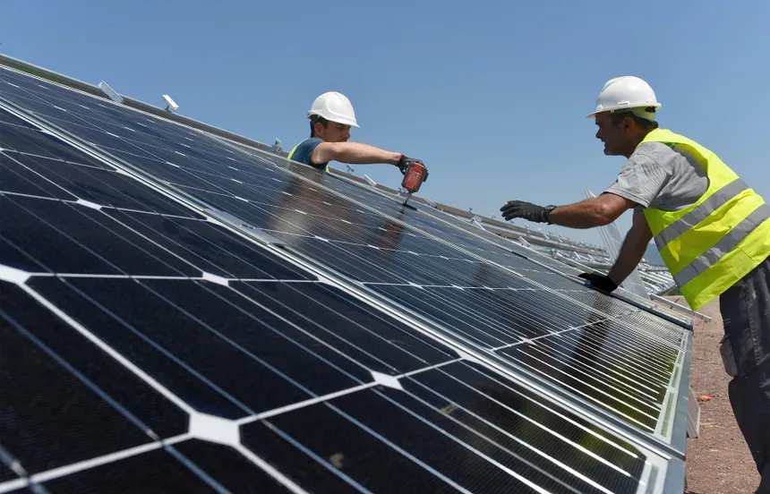 Projet de 15 centrales solaires : signature des contrats à Alger