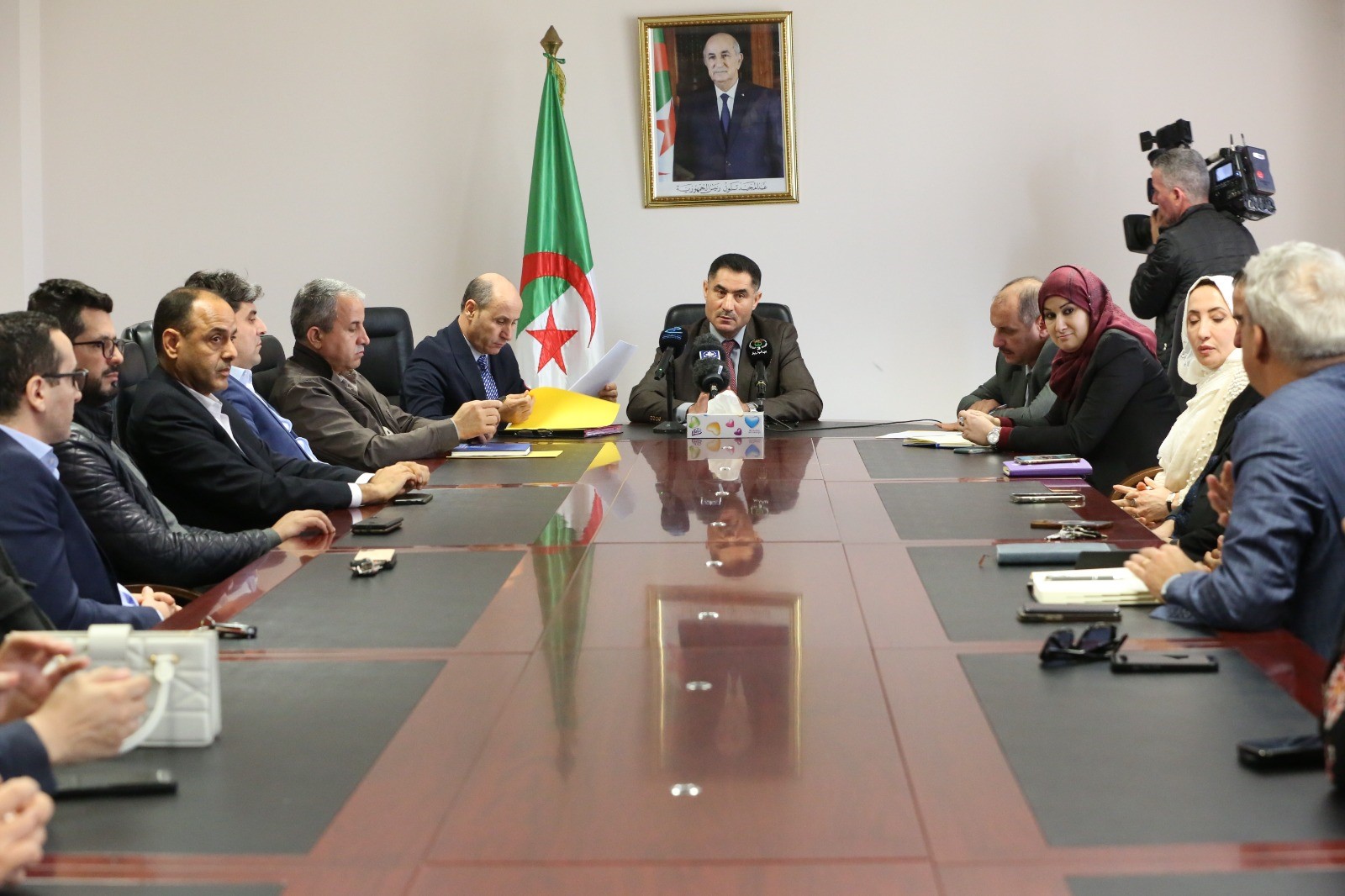 سلطة ضبط السمعي البصري تُعلن الشروع في “معاقبة القنوات” المخالفة للتعليمات