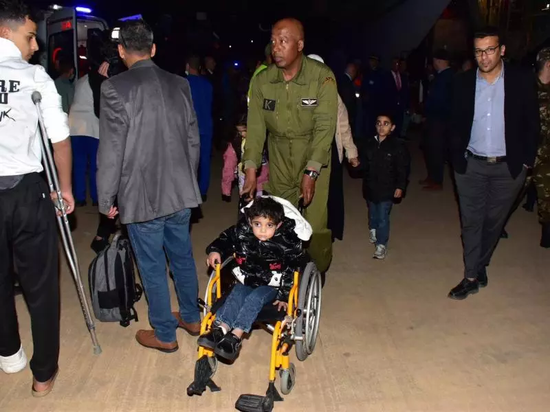 غزة : إجلاء 45 طفلا فـلسطينياً و6 جزائريين جرحى نحو الجزائر