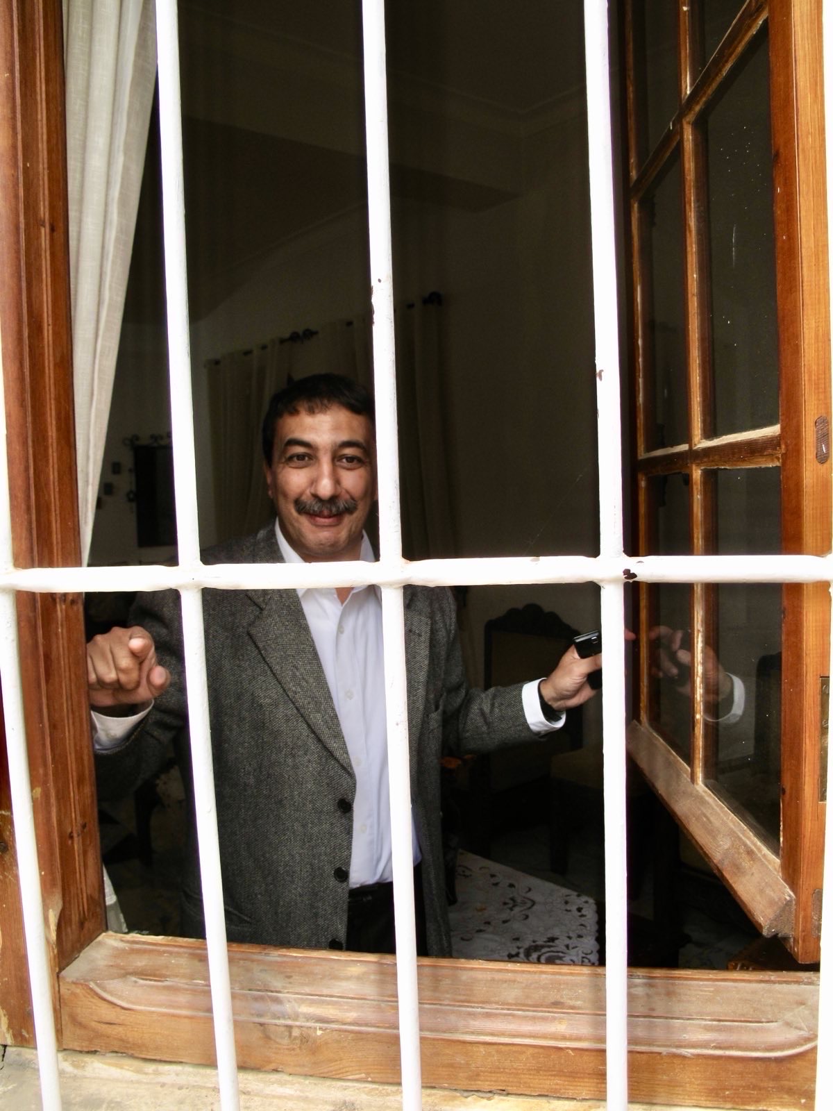 Lettre à Ihsane El Kadi pour son deuxième anniversaire en prison: Radio M et le bureau des légendes 