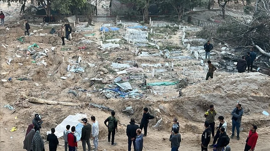 غزة : اكتشاف جثامين شهداء دفنتهم إسرائيل أحياءً بمجمع الشفاء