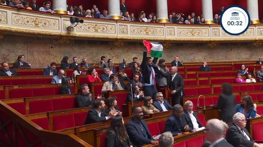France: Le député LFI Delogu exclu de l’Assemblée Nationale pour 15 jours après avoir brandi un drapeau Palestinien