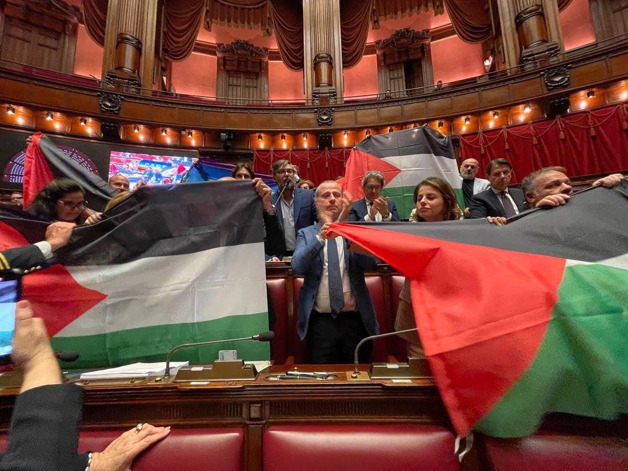 Drapeaux palestiniens à l’Assemblée : Geste symbolique à Rome, tollé à Paris