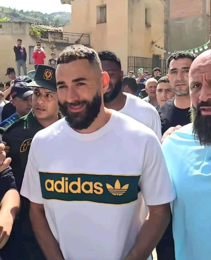 كريم بن زيمة في زيارة للجزائر للمرة الأولى