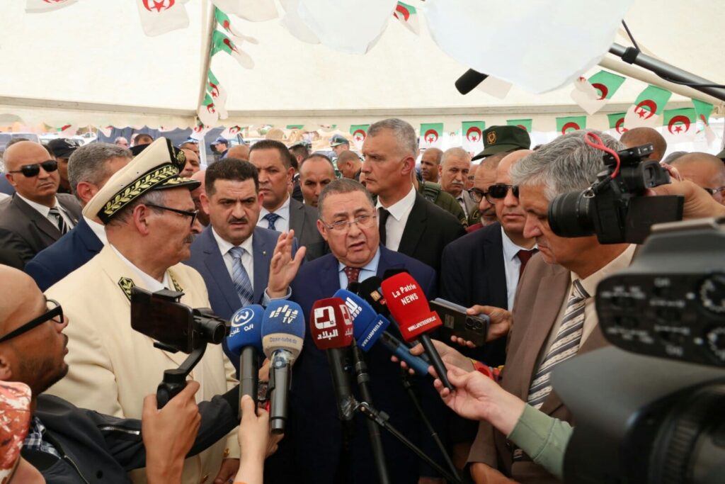 وزير الداخلية:  104 شاحنة من مختلف الولايات في طريقها لتيارت