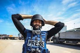 Moataz Azaïza, jeune journaliste palestinien, lauréat du Prix Liberté 2024